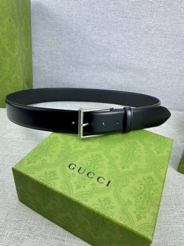 宽度4.0Cm Gucci 互扣式双G带原单钢扣，源自品牌现代风格典藏设计，对品牌的精巧致敬，于1950年代由Gucci引入，诠释出其精致的马术风格。 DDD