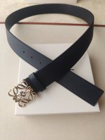 品牌:罗意威 价格 尺寸:带宽40Mm 正品尺寸 五金材质:专柜精品扣，真空电镀，工艺精细 带身材质:天然头层牛皮，质感十足，手感柔软。时尚个性，经典百搭！可自