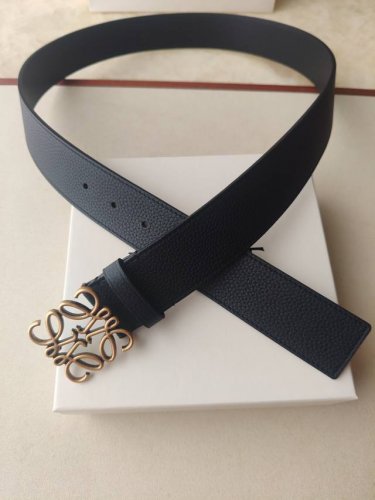 品牌:罗意威 价格 尺寸:带宽40Mm 正品尺寸 五金材质:专柜精品扣，真空电镀，工艺精细 带身材质:天然头层牛皮，质感十足，手感柔软。时尚个性，经典百搭！可自