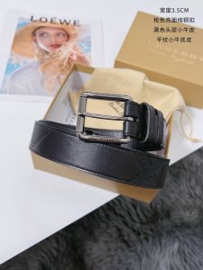 巴宝莉 顶级货 宽度35Mm 原厂粒面小牛皮压花，搭配平纹小牛底皮。精致耐用。 扣头：纯铜扣 四色可选 码数；100-125Cm 包装；全套包装