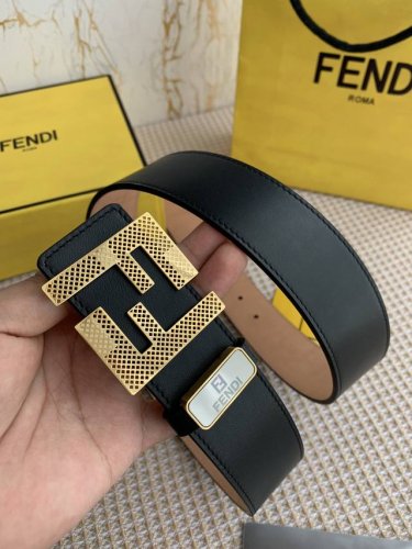品名：芬迪.Fendi原单 型号：挂扣，原版经典纯铜精品字母镂空挂扣，实物拍摄，双面头层牛皮 材料：百分百头层牛皮，保证真皮。专柜同等质量，纯铜字母镂空挂扣，双