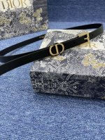 迪奥1.5Cm特P190 这款 30 Montaigne Avenue 腰带从同名手袋汲取灵感，是二零二三年秋季新品。采用黑色光滑 牛皮革精心制作，质感柔软，设