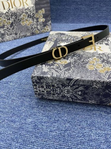 迪奥1.5Cm特P190 这款 30 Montaigne Avenue 腰带从同名手袋汲取灵感，是二零二三年秋季新品。采用黑色光滑 牛皮革精心制作，质感柔软，设