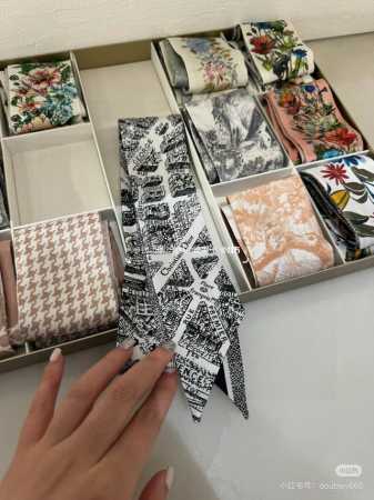 Dior迪奥Twilly丝巾，巴黎地图款式经典，造型修长，两端尖角设计，背面饰以对比鲜明的Christian Dior标志条形图案。上身效果非常赞！随意一搭就是 - 点击图像关闭