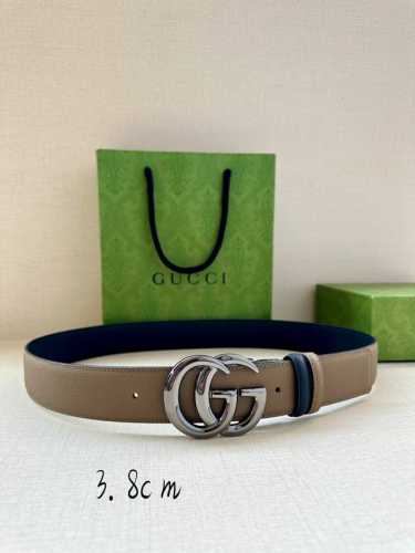 宽度4.0Cm Gucci系列，品牌标志性的双G原单钢扣标识经重新诠释后，以光彩夺目的金色调呈现在这款手掌纹腰带上。
