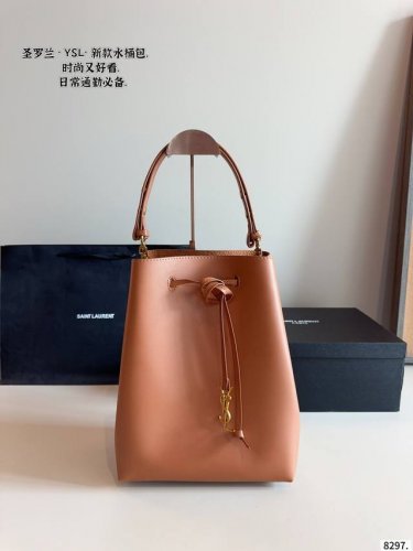 配礼盒 圣罗兰Ysl 水桶包 质感很高级 容量超级大也很耐用 日常出街背它回头率百分百 就是这种随性慵懒感尺寸：24*12*31Cm