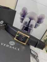 范思哲versace，这个经典的腰带由柔软的小牛皮制成，配有方形扣和精致的金属元素，路人上有希腊风格。3.5Cm宽