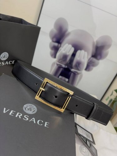 范思哲versace，这个经典的腰带由柔软的小牛皮制成，配有方形扣和精致的金属元素，路人上有希腊风格。3.5Cm宽