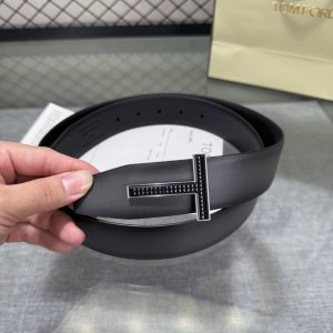 汤姆福特最新网红爆款双面头层牛皮专柜同步3.8宽新款上市了，原版牛皮，搭配铜扣，优雅，大方用的方便。谢谢你转载。