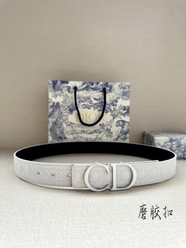 宽度3.5Cm 这款 35 毫米双面腰带结合典雅气质与摩登风范 一面采用白色Kumo 藤格纹皮革 重新演绎经典图案 另一面采用同色调光滑牛皮革 彰显 Dior