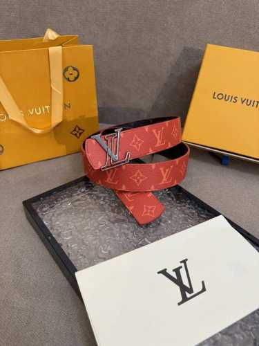 特 Lv Dimension 双面腰带将创意传承与华美街头风范共冶一炉，彰显创意总监 Pharrell Williams 的时尚远见。Monogram 帆布铺陈