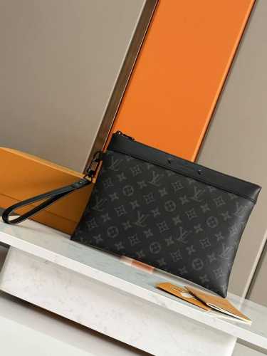 顶级原单 M81569 黑花 全新Pochette To-Go手拿包材Monogram Shadow压纹皮革，以铆钉标签含蓄展露品牌格调。充裕空间可容纳文件、小