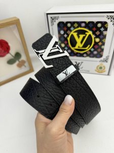 品名：Lv..路易..威登原单 材质：原单牛皮腰带 百分百头层牛皮腰带保证真皮，24K纯钢扣，专柜原单品质、做工精细，时尚大牌，送人自用首选包装： 请认准如图专