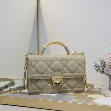 大号 Dior Ange 手袋奶杏色牛皮 超大藤格纹 以优雅时尚的美学风格开启 Dior 的全新系列 以超大藤格纹缉面线，硬挺的复古金色饰面金属顶部手柄镌刻以 - 点击图像关闭