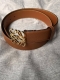 特 Loewe罗意威专柜新款 男士休闲腰带，宽4.0Cm 一面柔软棕色粒面牛皮内衬光滑棕色小牛皮制成，搭配Anagram金属搭扣。