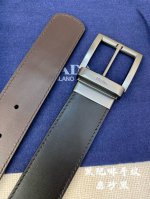 Prada 普拉达 专柜同款 男士休闲双面用腰带 宽3.4Cm 采用光滑双面头层小牛皮 采用简约外形设计，其上以prada徽标装饰，勾勒精致细节，是prada男