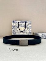 特 Dior 这款 35 毫米双面腰带结合典雅气质与摩登风范。双面设计，一面采用oblique 印花帆布，另一面则采用同色调粒面牛皮。长度可调节，可搭配各式 3
