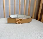 特 Loewe 罗意威 专柜最新同款腰带 宽：2.8Cm 选用光滑牛皮革双面腰带 配有Anagram针扣五孔调节 卓越的工艺 个性的造型 精美的材质