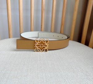 特 Loewe 罗意威 专柜最新同款腰带 宽：2.8Cm 选用光滑牛皮革双面腰带 配有Anagram针扣五孔调节 卓越的工艺 个性的造型 精美的材质
