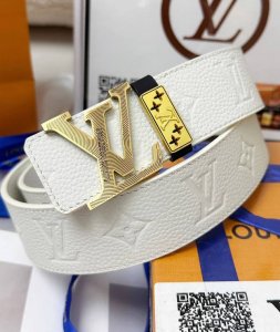 皮带：Lv.路易威登顶级复刻- 腰带：原单品质百分百进口原厂头层牛皮，保证真皮。雕花镂空设计浮雕工艺.真空电镀.永不掉色.24K纯钢扣头层小牛皮.白色皮带.荔枝