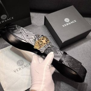 特 范思哲 宽4.0cm 新款 腰带由柔软的Greca压花皮革于意大利精制而成，饰有Medusa搭扣 Medusa搭扣 Greca压花