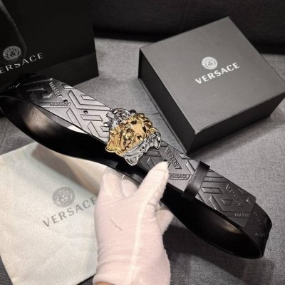 特 范思哲 宽4.0cm 新款 腰带由柔软的Greca压花皮革于意大利精制而成，饰有Medusa搭扣 Medusa搭扣 Greca压花