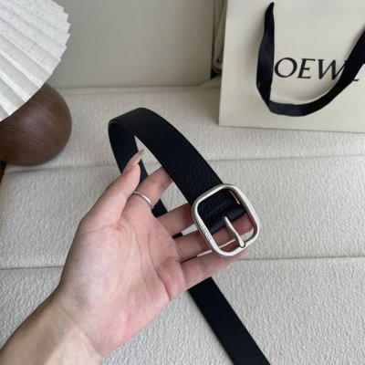 特 Loewe新款柔软粒面牛皮革腰带，圆形搭扣，3.2Cm宽，五孔调节，镌刻Loewe标志。颜色：黑色 银扣
