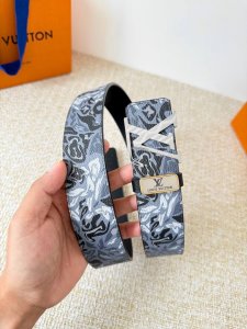 品名： Lv..路易..威登腰带皮带原单 型号：挂扣，经典纯钢材质挂扣，头层牛皮，图片实物拍摄 材料：头层牛皮，挂扣系列，纯钢材质扣头，镀钯电镀工艺永不掉色。原