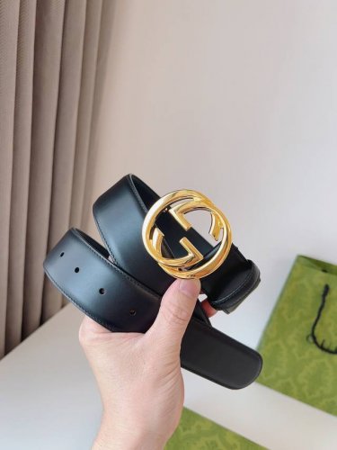 Gucci 新款圆形互扣式双G搭扣，配饰和成衣单品继续焕新演绎和呈现品牌经典细节。风格简而不失其华；适合各种穿搭风格。皮带宽度：4.0Cm