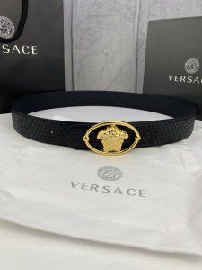 特 宽度4.0 Cm Versace范思哲此款原版皮带饰有Versace品牌标志：3D美杜莎皮带扣，这也是Palazzo系列的一部分。
