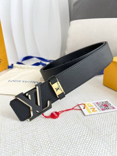 品名： Lv..路易..威登腰带皮带原单 型号：挂扣，经典纯钢材质面字母挂扣，头层牛皮，图片实物拍摄 材料：头层牛皮，挂扣系列，纯钢材质扣头，钯镀电镀工艺永不掉