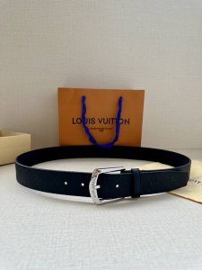3.4宽 Vendome 压花腰带以光滑皮革勾勒流畅线条，流露沉稳商务格调。金属搭扣闪烁莹润光泽，Lv 字母铭纹标注品牌身份