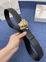 品牌华沙驰 特 描述采用高级 Signature原版皮精制而成，触感厚实，饰以范思哲美人头商标带扣。腰带为意大利尺寸，请在购买前参阅腰带尺寸指南. 钢扣镶钻金属