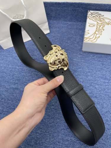 品牌华沙驰 特 描述采用高级 Signature原版皮精制而成，触感厚实，饰以范思哲美人头商标带扣。腰带为意大利尺寸，请在购买前参阅腰带尺寸指南. 钢扣镶钻金属