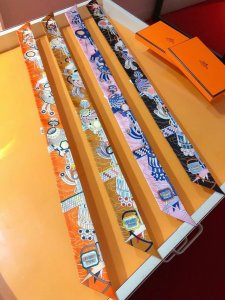 Phms2283 爱马仕新款Twilly Scarf Odyssey 顶级斜纹真丝打造 超精细的印花 字迹非常清晰 绝对是送礼自用的首选丝带既可绕于颈间，亦可缠