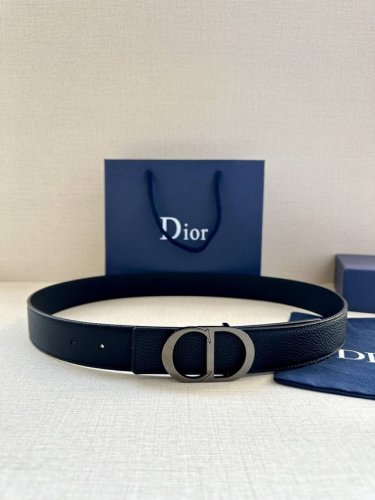 宽度3.5Cm 这款白金色饰面黄铜腰带扣采用“Cd”标志点缀，镌刻有 Dior Oblique 图案，经典元素呈现本季全新风采。设计精巧，可与各式 35 毫米腰