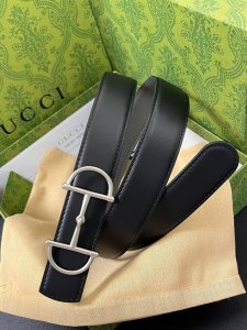 当季新款，双面腰带搭配可拆卸金色调马衔扣搭扣，致意Gucci深厚传承，为2025秋冬系列再添新作。以黑色和棕色牛皮革匠心打造，展现优雅气韵与随性风范。 DDD
