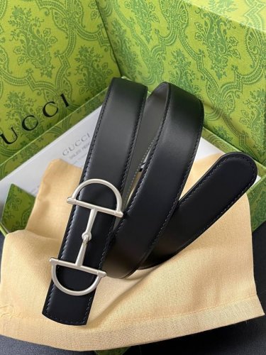 当季新款，双面腰带搭配可拆卸金色调马衔扣搭扣，致意Gucci深厚传承，为2025秋冬系列再添新作。以黑色和棕色牛皮革匠心打造，展现优雅气韵与随性风范。 DDD