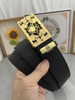 品名：Versace.范思哲 材质：原单牛皮腰带 百分百头层牛皮腰带保证真皮，24K纯钢扣，专柜原单品质、做工精细，时尚大牌，送人自用首选 包装： 请认准如图专