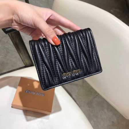 颜色 黑色 粉色尺寸 11.5X10Miumiu专柜最新款！专柜爆款热力来袭，经典提花压纹设计，釆用顶级进口小羊皮，皮质细腻柔软，做工精细 - 点击图像关闭