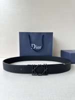Dior 宽度3.5Cm 这款不锈钢金属腰带扣、是季节男装系列新品，展现 Dior 经典的藤格纹图案。可与各式35毫米腰带搭配，彰显经典风格。