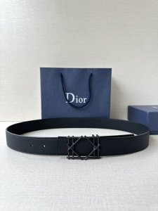 Dior 宽度3.5Cm 这款不锈钢金属腰带扣、是季节男装系列新品，展现 Dior 经典的藤格纹图案。可与各式35毫米腰带搭配，彰显经典风格。