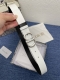 迪奥550 3.0Cm。特 这款 Montaigne Avenue 腰带从同名手袋汲取灵感，采用黑色光滑 牛皮革精心制作，质感柔软，设计优雅，饰以富有光泽的新款