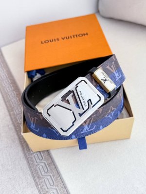 品名： Lv..路易..威登腰带皮带原单 型号：挂扣，经典纯钢材质挂扣，头层牛皮，图片实物拍摄 材料：头层牛皮，挂扣系列，纯钢材质扣头，钯镀电镀工艺永不掉色。原