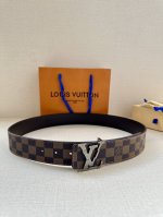 特 Lv Pixel 双面腰带40毫米 为经典搭扣注入潮流新意，令标志性 Lv 字母映现立体像素效 Monogram 帆布和素净皮革切换两式风尚 90 X 4