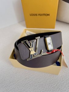 品名： Lv..路易..威登腰带皮带原单 型号：挂扣，经典纯钢材质磨胶面字母挂扣，头层牛皮，图片实物拍摄 材料：头层牛皮，挂扣系列，纯钢材质扣头，钯镀电镀工艺永
