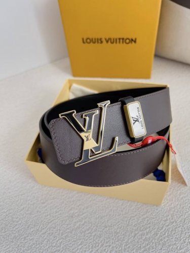 品名： Lv..路易..威登腰带皮带原单 型号：挂扣，经典纯钢材质磨胶面字母挂扣，头层牛皮，图片实物拍摄 材料：头层牛皮，挂扣系列，纯钢材质扣头，钯镀电镀工艺永