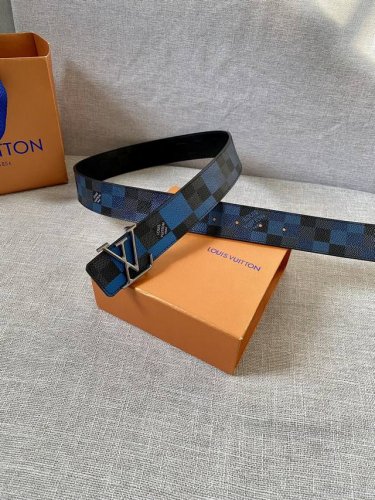 特 4.0宽 Initiales Everyday Lv 双面腰带令 Louis Vuitton 标识加入经典 Monogram 图案，再以丝滑小牛皮演绎沉稳一