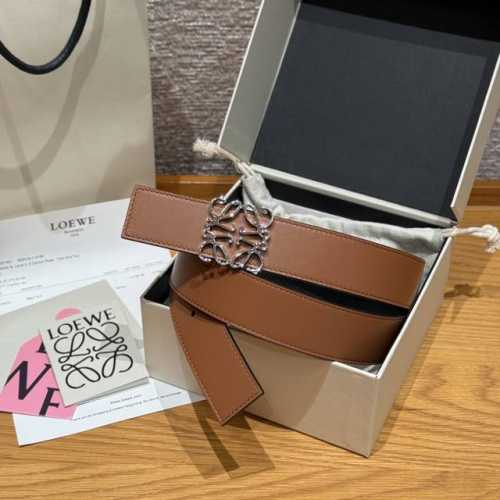 新款女士腰带 Ewe 意威经典Logo腰带实用性很强 光滑小牛皮双面腰带，配有Ewe Anagram搭扣 腰带非常有质感，喜欢Ewe的Logo设计，优雅 宽度：