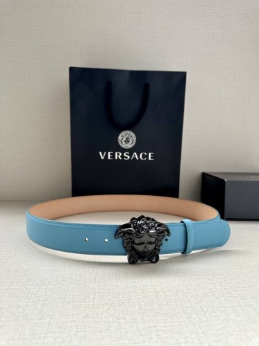 宽度4.0Cm Versace 范思哲 此款柔软的皮带饰彩色3D美杜莎腰带扣，可搭配正装或休闲牛仔装。